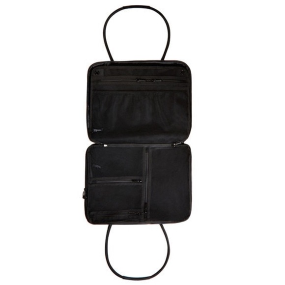 MAC Cosmetics travel case - Picture 3 of 10